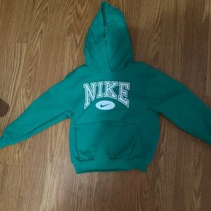 Nike Boys  Pullover Hoodie in Green, Size: 6-7 Years